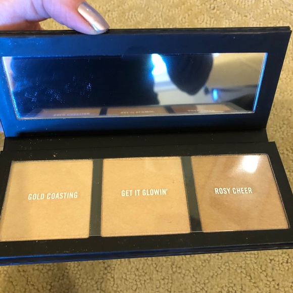 Brand new MAC hyper glow set! - Picture 3 of 6